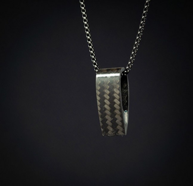 Pendentif Curve Carbone F1