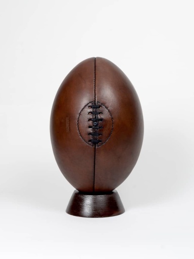 [136-16549] Ballon de rugby en cuir 1940